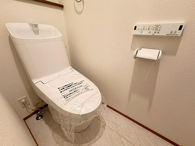 【トイレ】白を基調とし清潔感をデザインしたトイレ空間です。使い心地もしっかり追求した先進のトイレを搭載しております。