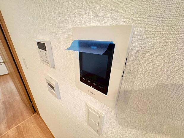 【モニター付きインターホン】ドアを開ける前に訪問者の顔を確認できます。不審者や無用なセールスだった場合に玄関を開ける必要がなく、防犯性を向上してくれます。