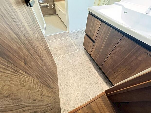 【脱衣場】コンパクトな広さながら、シンプルなデザインが印象的な脱衣場です。洗濯機、洗面台と日常的に使用するので使い勝手の良い空間に仕上げました。