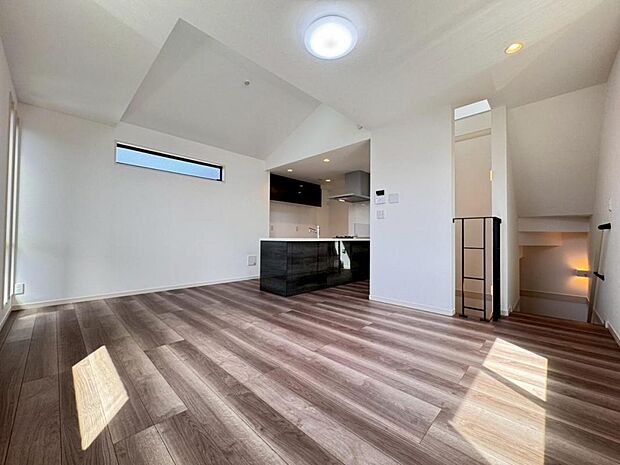 【リビング】リビングはご家族やお客様との時間など、多くの時を刻む空間。建築家が吟味を重ねたこだわりの設計です。