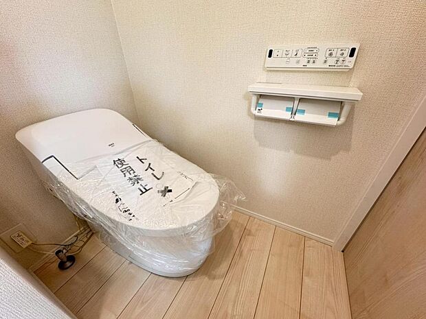 【トイレ】高機能タンクレスタイプのトイレを採用。見た目の美しさだけではなく、お手入れ・お掃除が簡単なのも重要なポイントです。