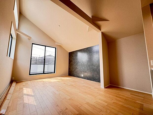 【ダイニング】リビングは１６帖ございます。外からの視線が気になりにくい２階リビング。プライベートを守りながら、ご家族との楽しい時間をお過ごし頂けます。