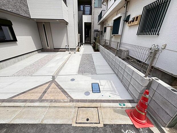 【駐車スペース】駐車スペースは1台完備。前面道路は交通量が少ないので、お車の出し入れも焦らずゆっくりできます。