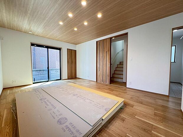 【ダイニング】リビングは１６．７帖ございます。開放感と採光に拘り、窓を多く設置したリビングルーム。1階でも明るく風通しの良い空間ができました。