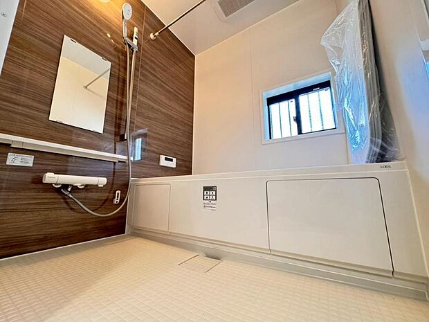 【バスルーム】一日の疲れを癒すバスルームは広々一坪タイプ。足を伸ばしてゆったりと浴槽に浸かっていただけます。雨の日や花粉の時期のお洗濯に最適な浴室換気乾燥機能もございます。