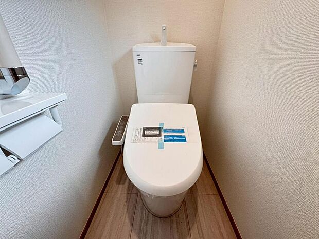 【トイレ】白を基調とし清潔感をデザインしたトイレ空間です。使い心地もしっかり追求した先進のトイレを搭載しております。