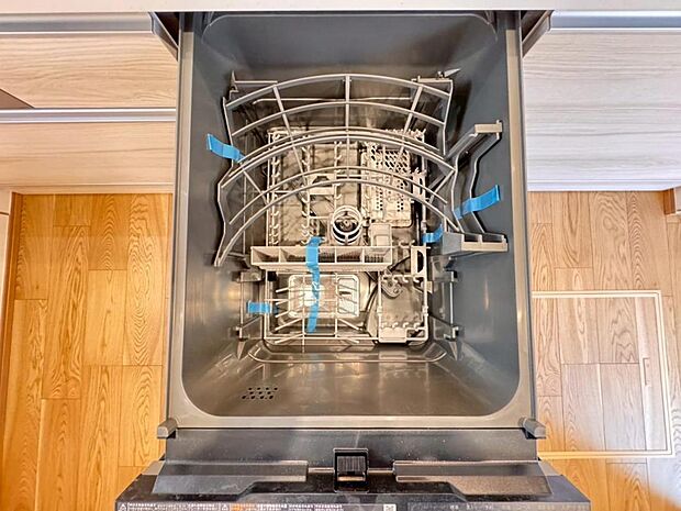 【食洗機】しつこい油汚れもサッと溶かして洗います。除菌も出来るので小さなお子様の食器洗いにも安心です。また、手洗いに比べて使用水量はごくわずか。時間と水道の節約になります。