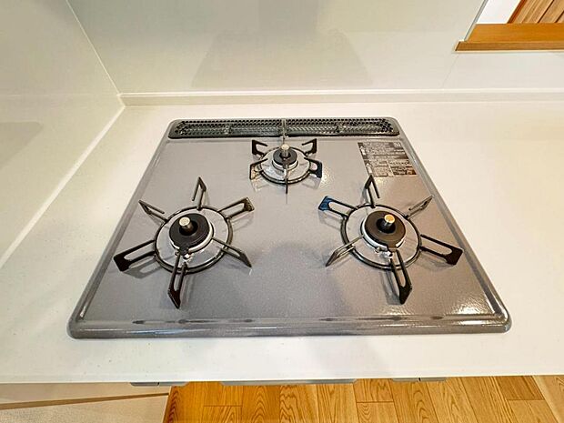 【3口ガスコンロ】3口ガスコンロを採用、同時に複数の調理を進められるため、調理時間が短縮できます。