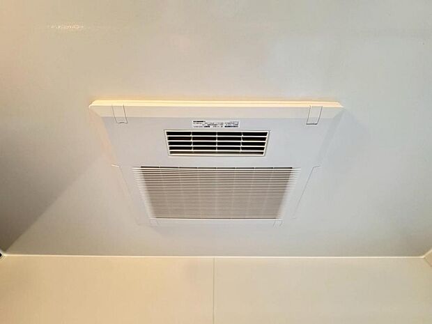 【浴室換気乾燥機】「浴室換気乾燥機」は梅雨の季節や春先の花粉の季節、最近ではPM2.5や黄砂の飛来対策としても外干しせずに室内で乾燥できるため、とても便利です。