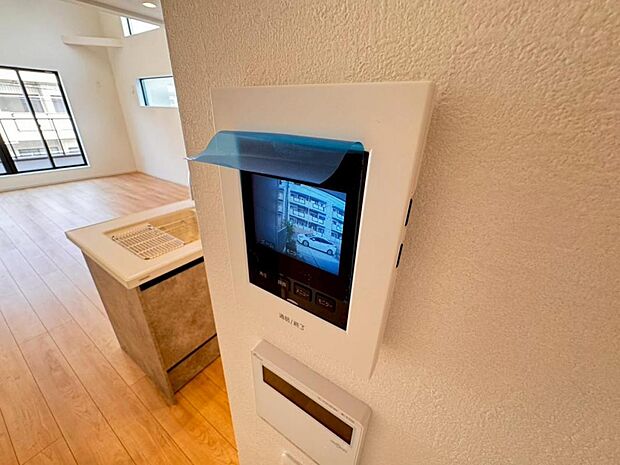 【モニター付きインターホン】ドアを開ける前に訪問者の顔を確認できます。不審者や無用なセールスだった場合に玄関を開ける必要がなく、防犯性を向上してくれます。【施工例写真】