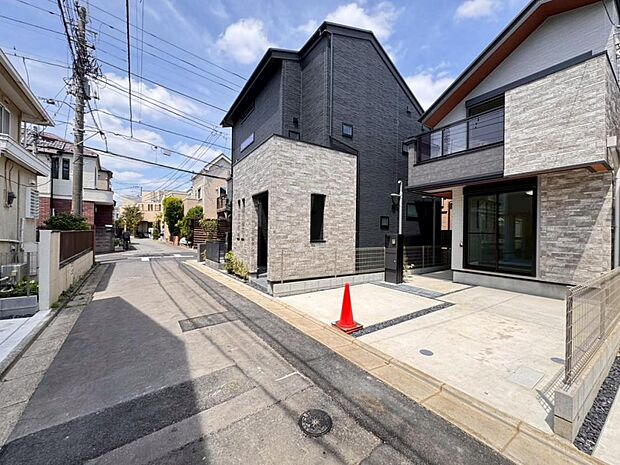 【前面道路】お車の出し入れも便利な前面道路です。歩道もしっかり整備されておりますので、小さなお子様がいらっしゃるファミリー層にも安心です。