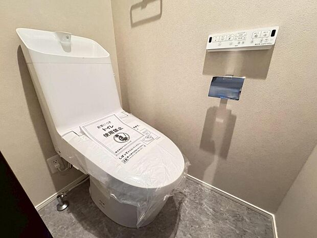 【トイレ】白を基調とし清潔感をデザインしたトイレ空間です。使い心地もしっかり追求した先進のトイレを搭載しております。