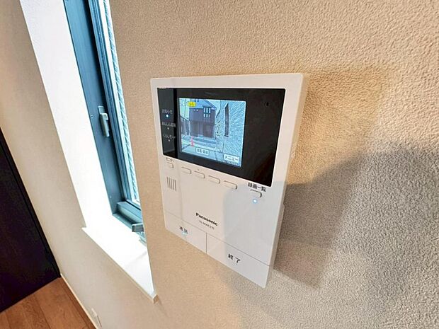 【モニター付きインターホン】ドアを開ける前に訪問者の顔を確認できます。不審者や無用なセールスだった場合に玄関を開ける必要がなく、防犯性を向上してくれます。
