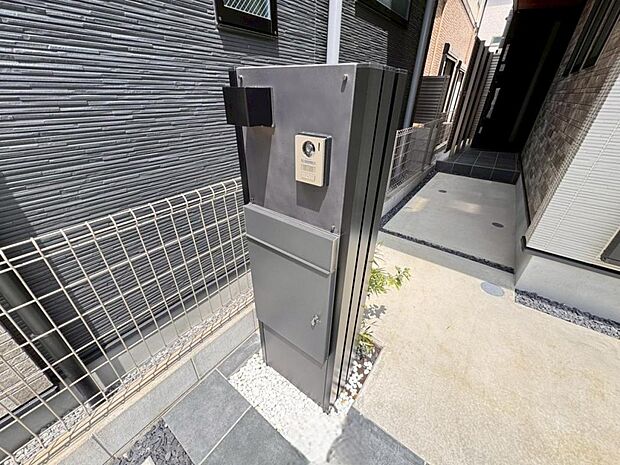 【宅配ボックス】大型宅配物もしっかり保管出来る宅配BOXが設置されております。留守中の荷物の受け渡しもスムーズに♪長期不在時もご安心いただけます。