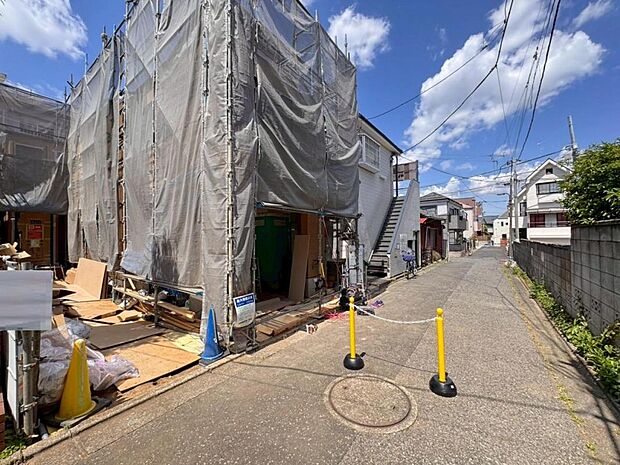 【前面道路】お車の出し入れも便利な前面道路です。歩道もしっかり整備されておりますので、小さなお子様がいらっしゃるファミリー層にも安心です。