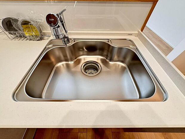 【浄水器一体型水栓】水栓の中に浄水カートリッジが組み込まれた「浄水器一体型水栓」です。ホースが伸びるのでシンクのお掃除も快適です。【施工例写真】