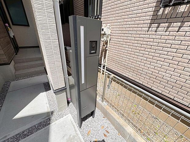 【ポスト】主張しすぎないシンプルな設計で、玄関周りにナチュラルに調和するメールボックスです。【施工例写真】