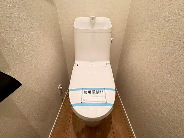 【トイレ】白を基調とし清潔感をデザインしたトイレ空間です。使い心地もしっかり追求した先進のトイレを搭載しております。
