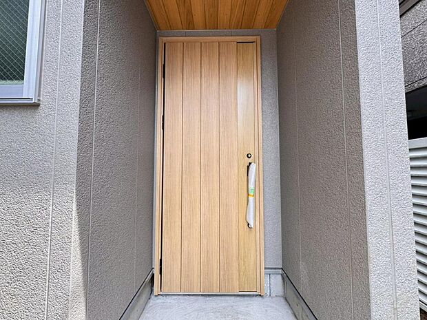 【玄関】お住まいの第一の顔「エントランス玄関」は明るく暖かみのあるデザイン。気持ちの良い1日をここからスタートしましょう。
