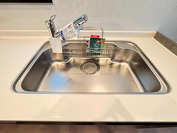 【浄水器一体型水栓】水栓の中に浄水カートリッジが組み込まれた「浄水器一体型水栓」です。ホースが伸びるのでシンクのお掃除も快適です。