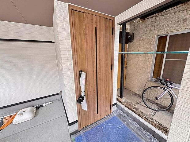 【玄関】お住まいの第一の顔「エントランス玄関」は明るく暖かみのあるデザイン。気持ちの良い1日をここからスタートしましょう。