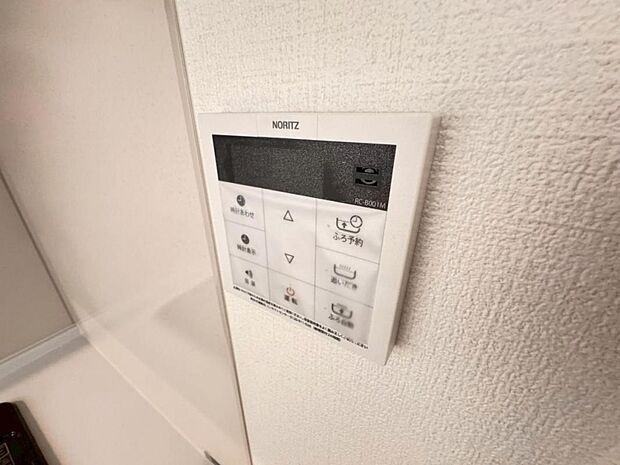 【オートバス】離れた場所からでも浴槽の操作が可能な追い焚き機能付きです。セミオート式になりますので操作も楽々。