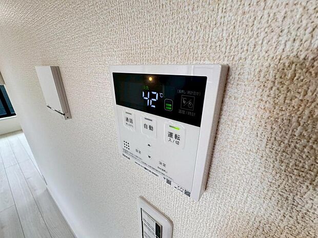 【オートバス】離れた場所からでも浴槽の操作が可能な追い焚き機能付きです。セミオート式になりますので操作も楽々。