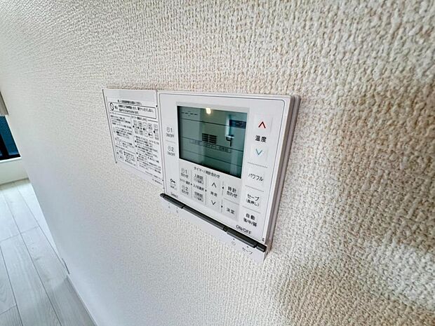 【床暖房】足元からじんわり暖まり、空気や肌が乾燥しにくく、また塵や埃も舞い上がりません。コードがなく室内はスッキリするので小さなお子様やペットがいるご家庭にも最適です。