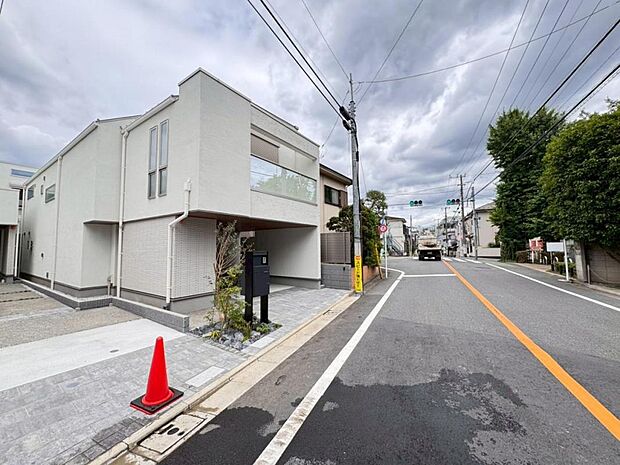 【前面道路】お車の出し入れも便利な前面道路です。歩道もしっかり整備されておりますので、小さなお子様がいらっしゃるファミリー層にも安心です。
