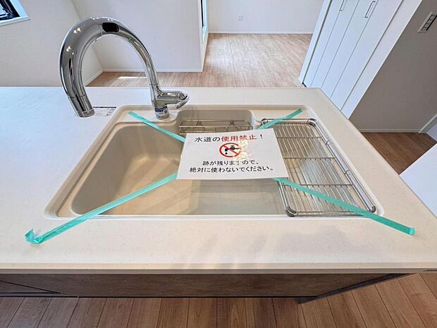 【浄水器一体型水栓】水栓の中に浄水カートリッジが組み込まれた「浄水器一体型水栓」です。ホースが伸びるのでシンクのお掃除も快適です。