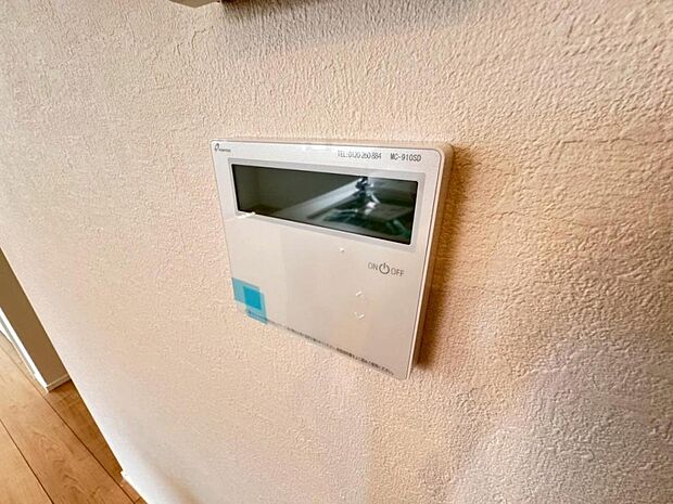【床暖房】足元からじんわり暖まり、空気や肌が乾燥しにくく、また塵や埃も舞い上がりません。コードがなく室内はスッキリするので小さなお子様やペットがいるご家庭にも最適です。