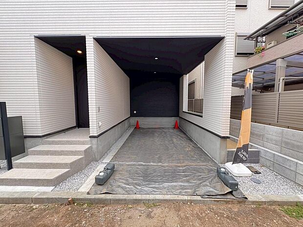 【駐車スペース】駐車スペースは1台完備。前面道路は交通量が少ないので、お車の出し入れも焦らずゆっくりできます。