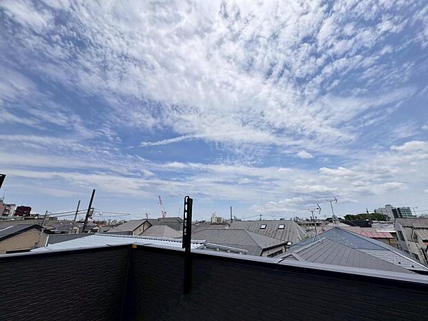 【眺望】陽当たり・通風・開放感・眺望に恵まれた環境です。周辺は高い建物がなく青い空が遠くまで広がります。