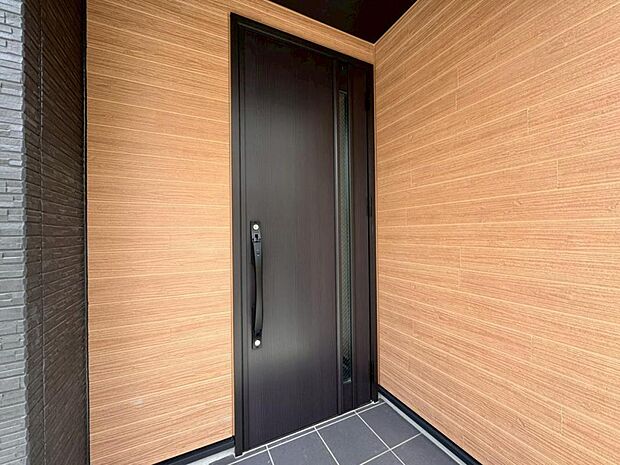 【玄関】「住まい」というプライベートな空間へ誘う導入部分。美しい表情に拘った高級感のあるデザインに仕上げました。