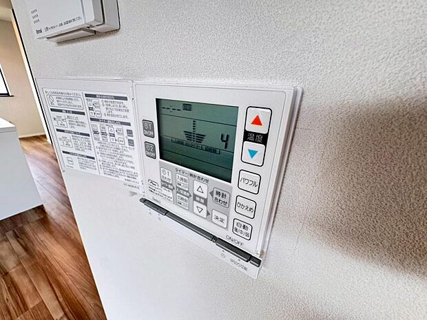 【床暖房】足元からじんわり暖まり、空気や肌が乾燥しにくく、また塵や埃も舞い上がりません。コードがなく室内はスッキリするので小さなお子様やペットがいるご家庭にも最適です。