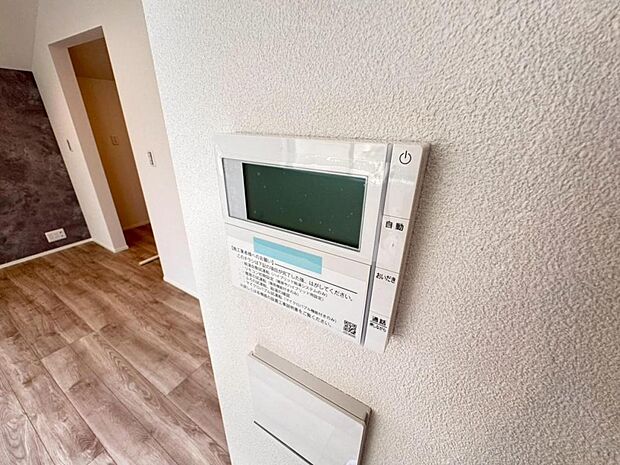 【オートバス】離れた場所からでも浴槽の操作が可能な追い焚き機能付きです。セミオート式になりますので操作も楽々。