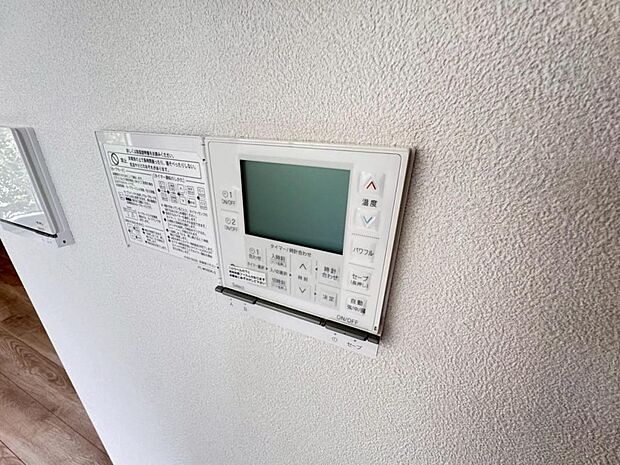【床暖房】足元からじんわり暖まり、空気や肌が乾燥しにくく、また塵や埃も舞い上がりません。コードがなく室内はスッキリするので小さなお子様やペットがいるご家庭にも最適です。