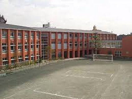 世田谷区立烏山中学校 939m