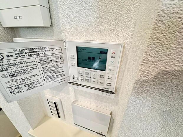 【床暖房】足元からじんわり暖まり、空気や肌が乾燥しにくく、また塵や埃も舞い上がりません。コードがなく室内はスッキリするので小さなお子様やペットがいるご家庭にも最適です。