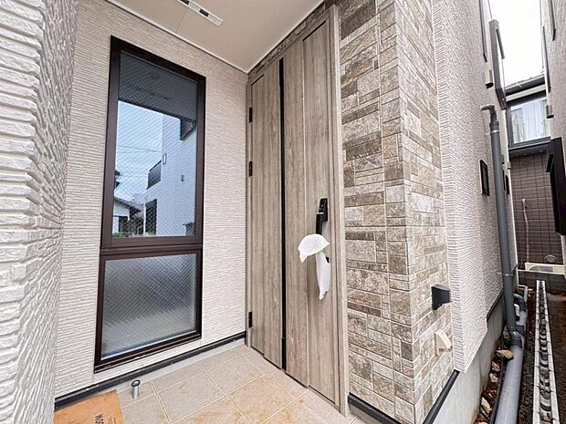 【玄関】お住まいの第一の顔「エントランス玄関」は明るく暖かみのあるデザイン。気持ちの良い1日をここからスタートしましょう。