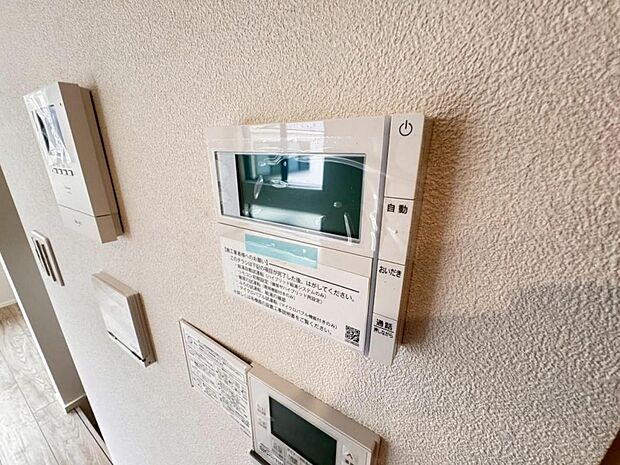 【オートバス】離れた場所からでも浴槽の操作が可能な追い焚き機能付きです。セミオート式になりますので操作も楽々。