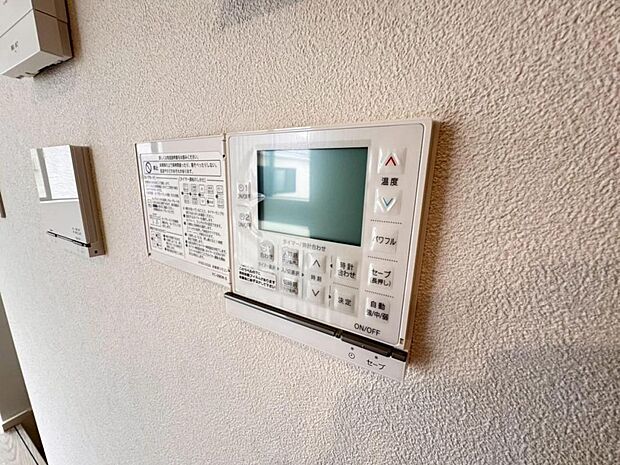 【床暖房】足元からじんわり暖まり、空気や肌が乾燥しにくく、また塵や埃も舞い上がりません。コードがなく室内はスッキリするので小さなお子様やペットがいるご家庭にも最適です。