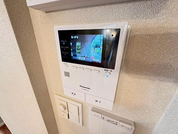 【モニター付きインターホン】ドアを開ける前に訪問者の顔を確認できます。不審者や無用なセールスだった場合に玄関を開ける必要がなく、防犯性を向上してくれます。