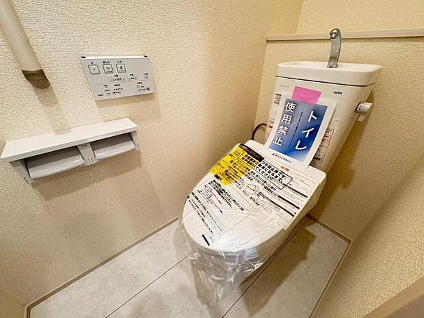 【トイレ】白を基調とし清潔感をデザインしたトイレ空間です。使い心地もしっかり追求した先進のトイレを搭載しております。