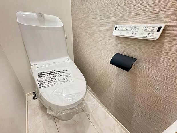 【トイレ】白を基調とし清潔感をデザインしたトイレ空間です。使い心地もしっかり追求した先進のトイレを搭載しております。