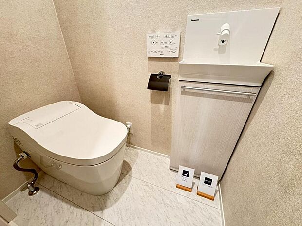 【トイレ】高機能タンクレスタイプのトイレを採用。見た目の美しさだけではなく、お手入れ・お掃除が簡単なのも重要なポイントです。