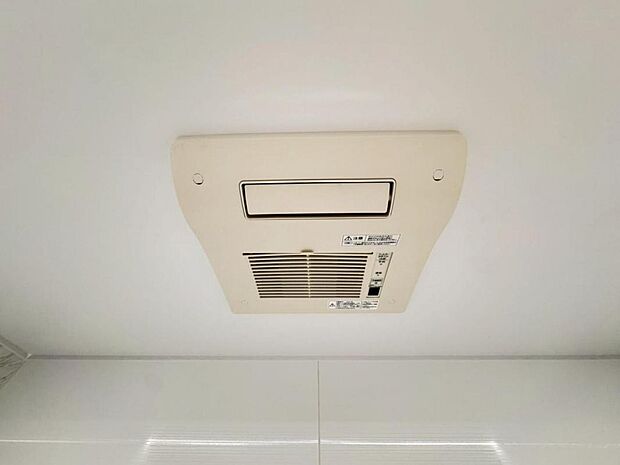 【浴室換気乾燥機】「浴室換気乾燥機」は梅雨の季節や春先の花粉の季節、最近ではPM2.5や黄砂の飛来対策としても外干しせずに室内で乾燥できるため、とても便利です。