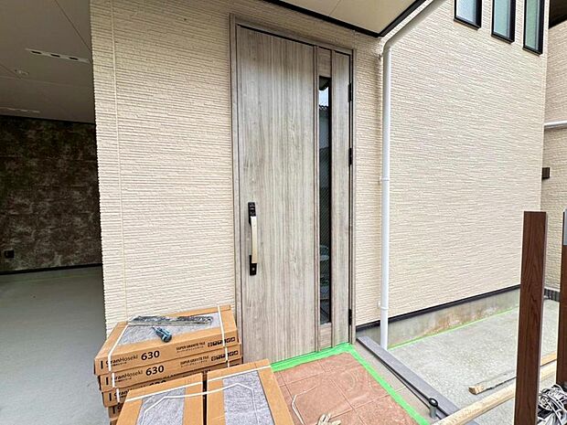 【玄関】「住まい」というプライベートな空間へ誘う導入部分。美しい表情に拘った高級感のあるデザインに仕上げました。