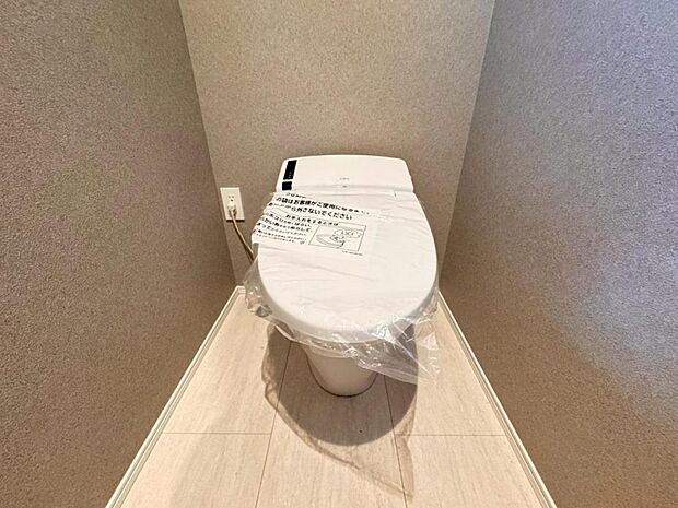 【トイレ】高機能タンクレスタイプのトイレを採用。見た目の美しさだけではなく、お手入れ・お掃除が簡単なのも重要なポイントです。