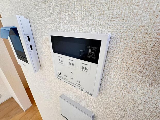 【オートバス】離れた場所からでも浴槽の操作が可能な追い焚き機能付きです。セミオート式になりますので操作も楽々。